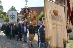 procession Andlau - L 'Ordre de Saint Lazare a accompagné le cortège avec, en tête, le reliquaire de Sainte Richarde