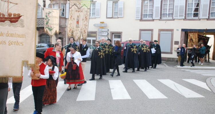 Photo faite à l'occasion de la procession de Sainte Richarde avec les chevaliers de Saint-Lazare