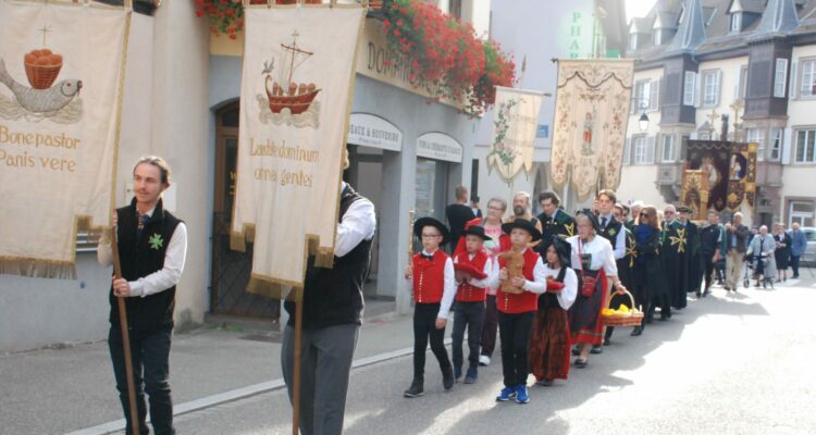 Photo faite à l'occasion de la procession de Sainte Richarde avec les chevaliers de Saint-Lazare