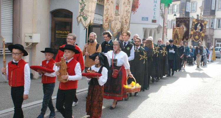 Photo faite à l'occasion de la procession de Sainte Richarde avec les chevaliers de Saint-Lazare