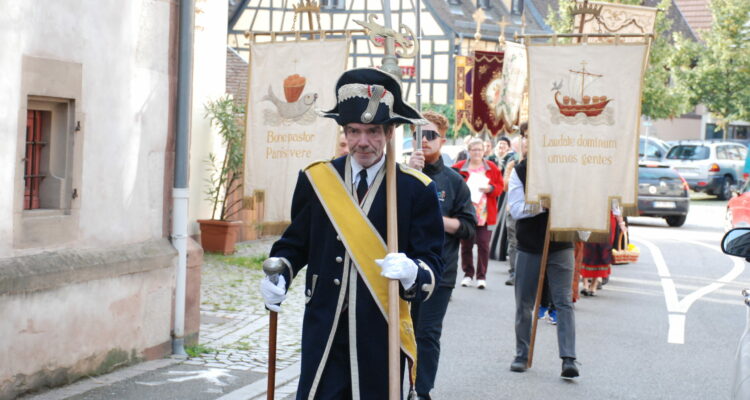 Photo faite à l'occasion de la procession de Sainte Richarde avec les chevaliers de Saint-Lazare