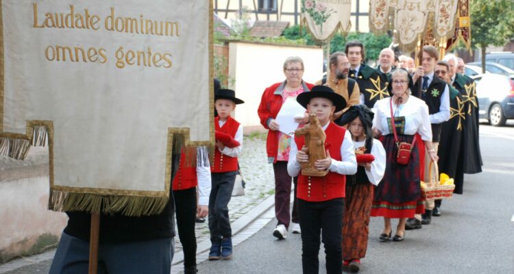 Photo faite à l'occasion de la procession de Sainte Richarde avec les chevaliers de Saint-Lazare