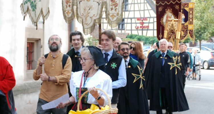 Photo faite à l'occasion de la procession de Sainte Richarde avec les chevaliers de Saint-Lazare