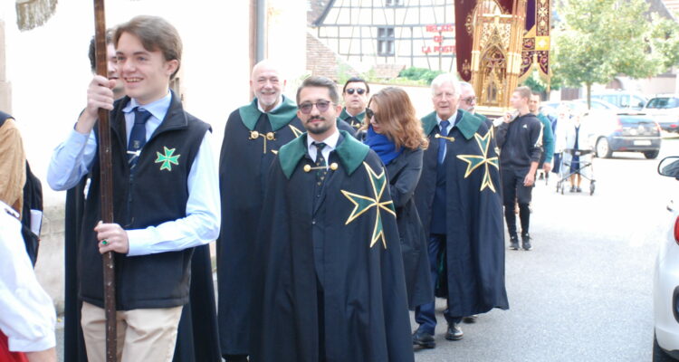 Photo faite à l'occasion de la procession de Sainte Richarde avec les chevaliers de Saint-Lazare