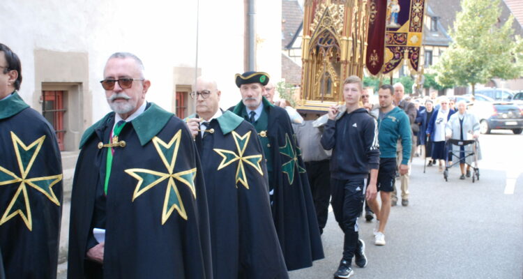 Photo faite à l'occasion de la procession de Sainte Richarde avec les chevaliers de Saint-Lazare