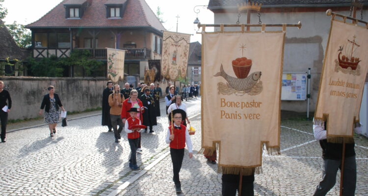 Photo faite à l'occasion de la procession de Sainte Richarde avec les chevaliers de Saint-Lazare