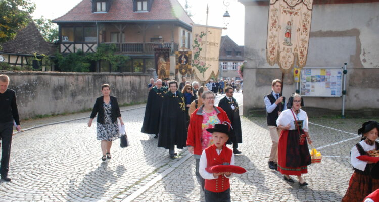 Photo faite à l'occasion de la procession de Sainte Richarde avec les chevaliers de Saint-Lazare