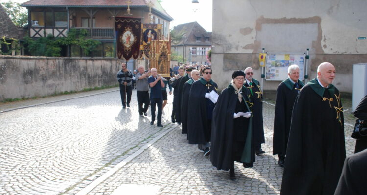 Photo faite à l'occasion de la procession de Sainte Richarde avec les chevaliers de Saint-Lazare