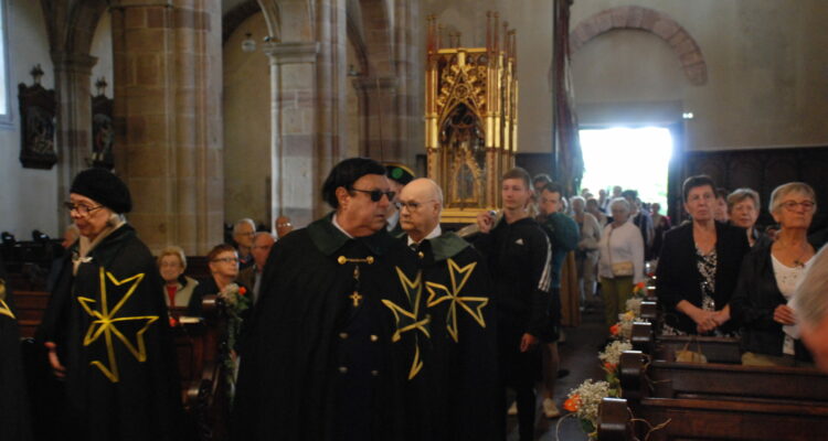 Photo faite à l'occasion de la procession de Sainte Richarde avec les chevaliers de Saint-Lazare