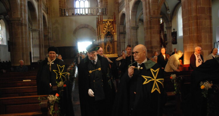 Photo faite à l'occasion de la procession de Sainte Richarde avec les chevaliers de Saint-Lazare