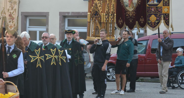 Photo faite à l'occasion de la procession de Sainte Richarde avec les chevaliers de Saint-Lazare