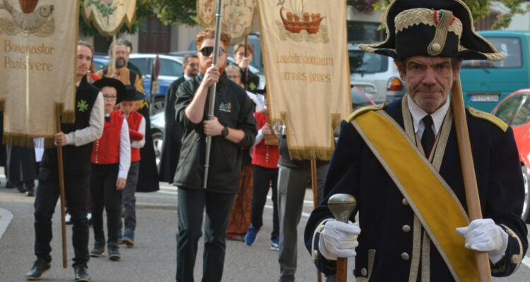 Photo faite à l'occasion de la procession de Sainte Richarde avec les chevaliers de Saint-Lazare