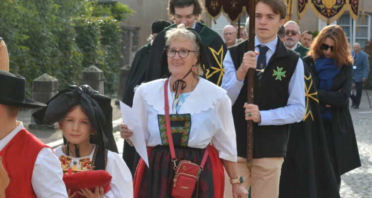 Photo faite à l'occasion de la procession de Sainte Richarde avec les chevaliers de Saint-Lazare