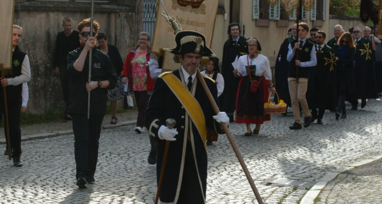 Photo faite à l'occasion de la procession de Sainte Richarde avec les chevaliers de Saint-Lazare