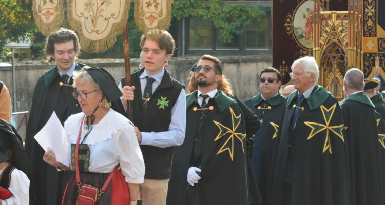 Photo faite à l'occasion de la procession de Sainte Richarde avec les chevaliers de Saint-Lazare