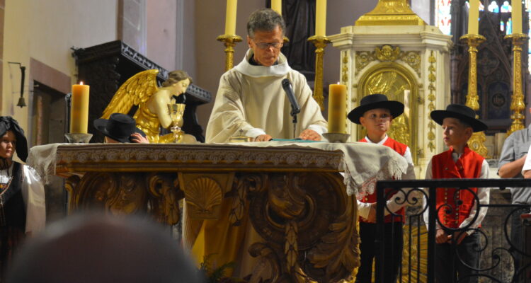 Photo faite à l'occasion de la procession de Sainte Richarde avec les chevaliers de Saint-Lazare